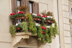 balcone fiorito in estate